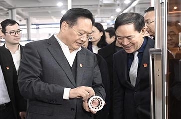 嘉興市政委員會(huì)のチャンビン長官と彼の側(cè)近が案內(nèi)に來た